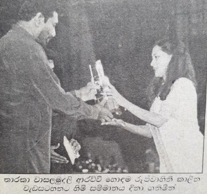 Tharaka Winning The Sumathi Tele Award for Best Investigative Program for "Helidarawwa"