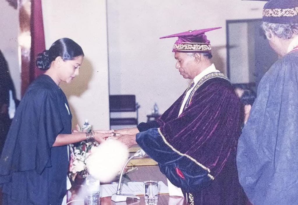 Tharaka Wasalamudaliarachchi receiving her Diploma in Journalism from Prof. Tissa Kariyawasam